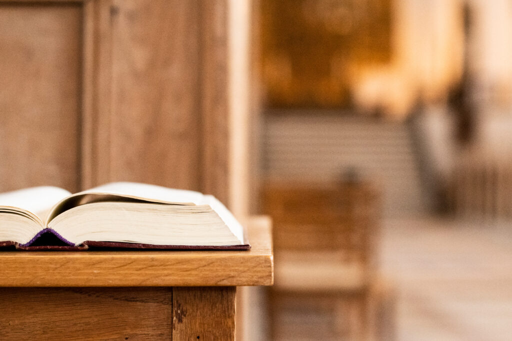 Kirchenwahlen - Wahlorganisation - Bibel auf einem Tisch