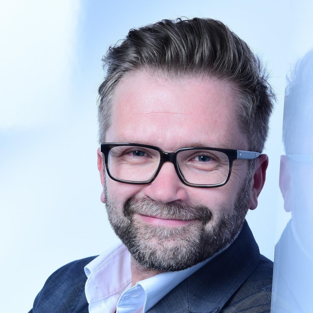 Michael Haußmann, Leiter des Wahlamts Freiburg, mit Brille und freundlichem Blick in die Kamera.