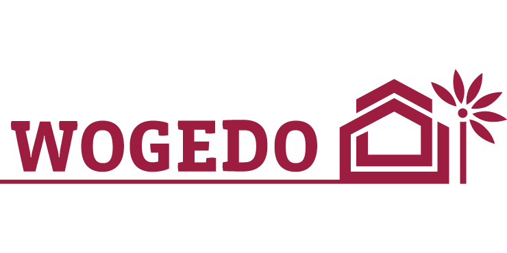 WOGEDO-Schriftzug in Bordeauxrot mit stilisiertem Haus- und Blütensymbol